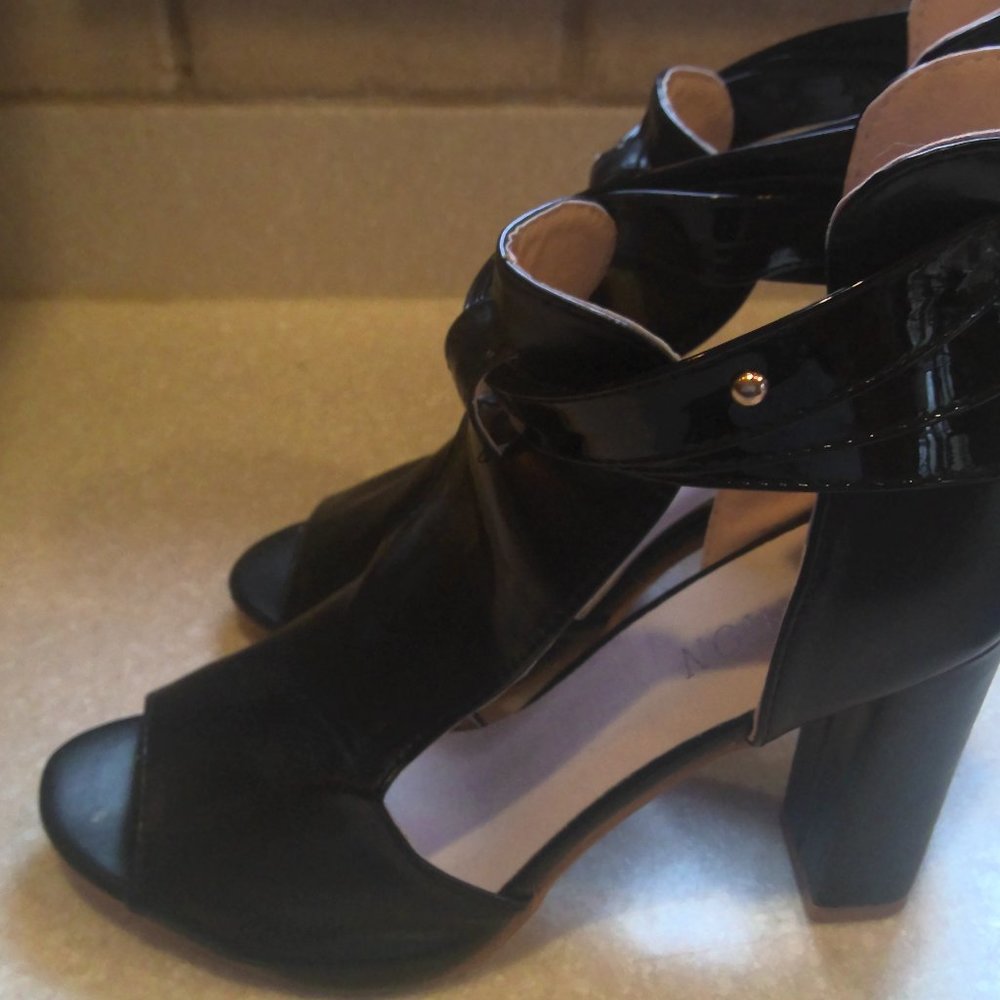FASHION BRAND STILLETTO WITH ZIPPERED BACK AND PEEK A BOO TOE-NEW-SIZE 9